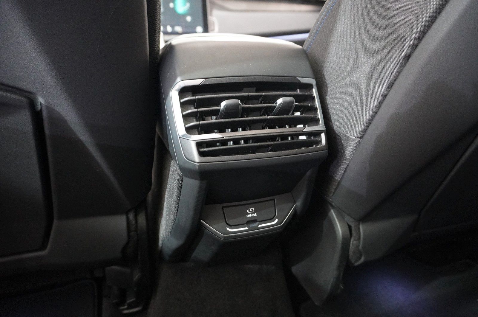 Fahrzeugabbildung Lynk&Co 01 1.5T HEV HYBRID NAVI/LED/SPORT/VIRT./PANO/DAB