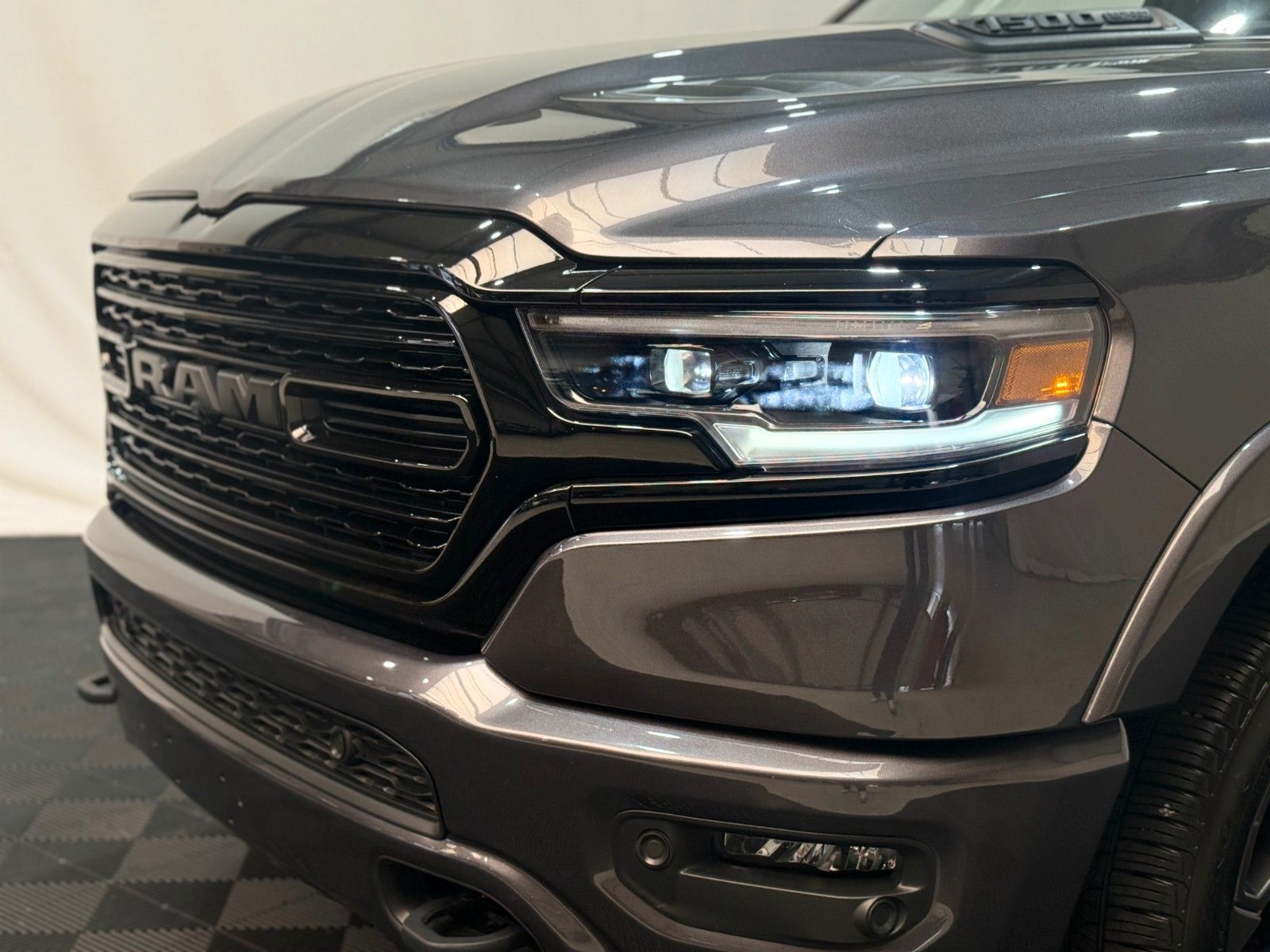 Fahrzeugabbildung Dodge RAM 1500 LIMITED NIGHT CREW CAB 4x4