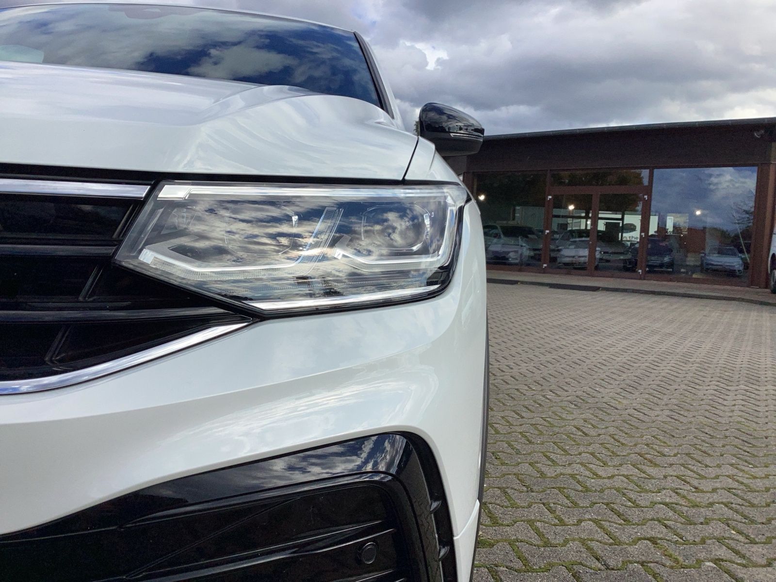 Fahrzeugabbildung Volkswagen Tiguan TSI R-Line DSG 4M Matrix AHK Navi AID ACC