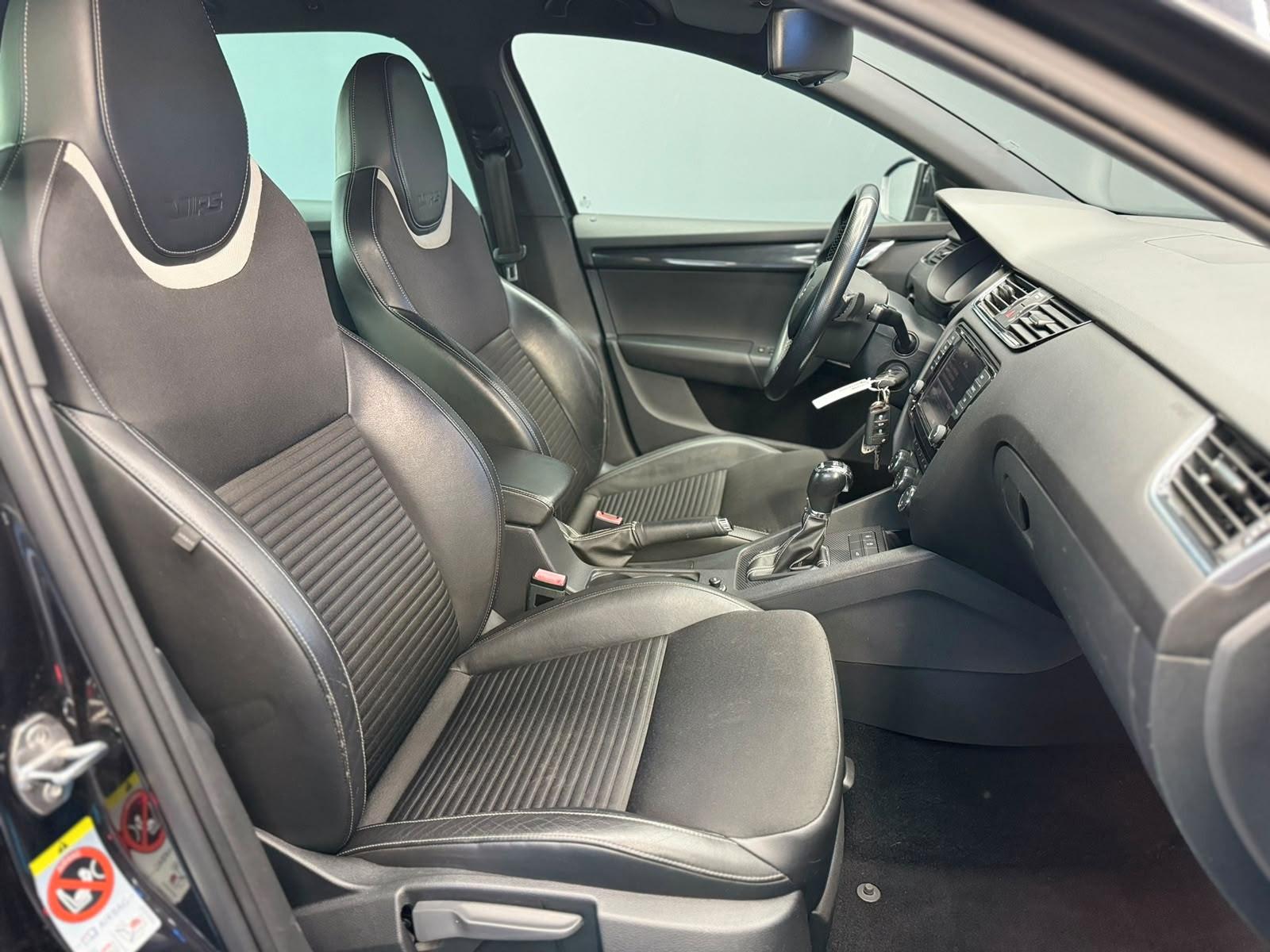 Skoda Octavia Combi RS 220 ch DSG • GPS • CarPlay • Canton • Bi-Xénon • Attelage • Hayon électrique