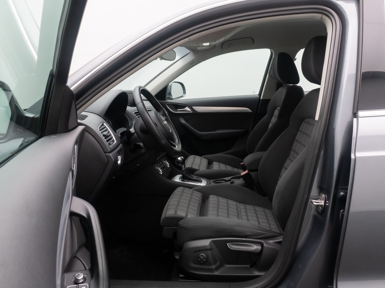 Fahrzeugabbildung Audi Q3 1.4 S Line Tempomat PDC BiXenon Sportsitz 18"