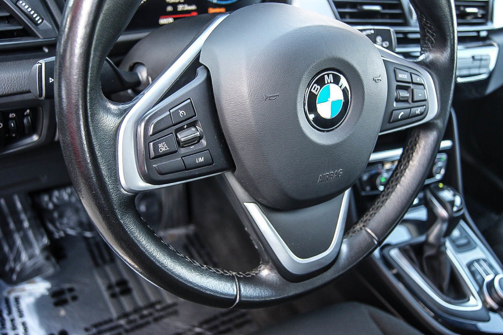 Fahrzeugabbildung BMW 225 xe Active Tourer Aut ADVANTAGE PDC SHZG NAVI