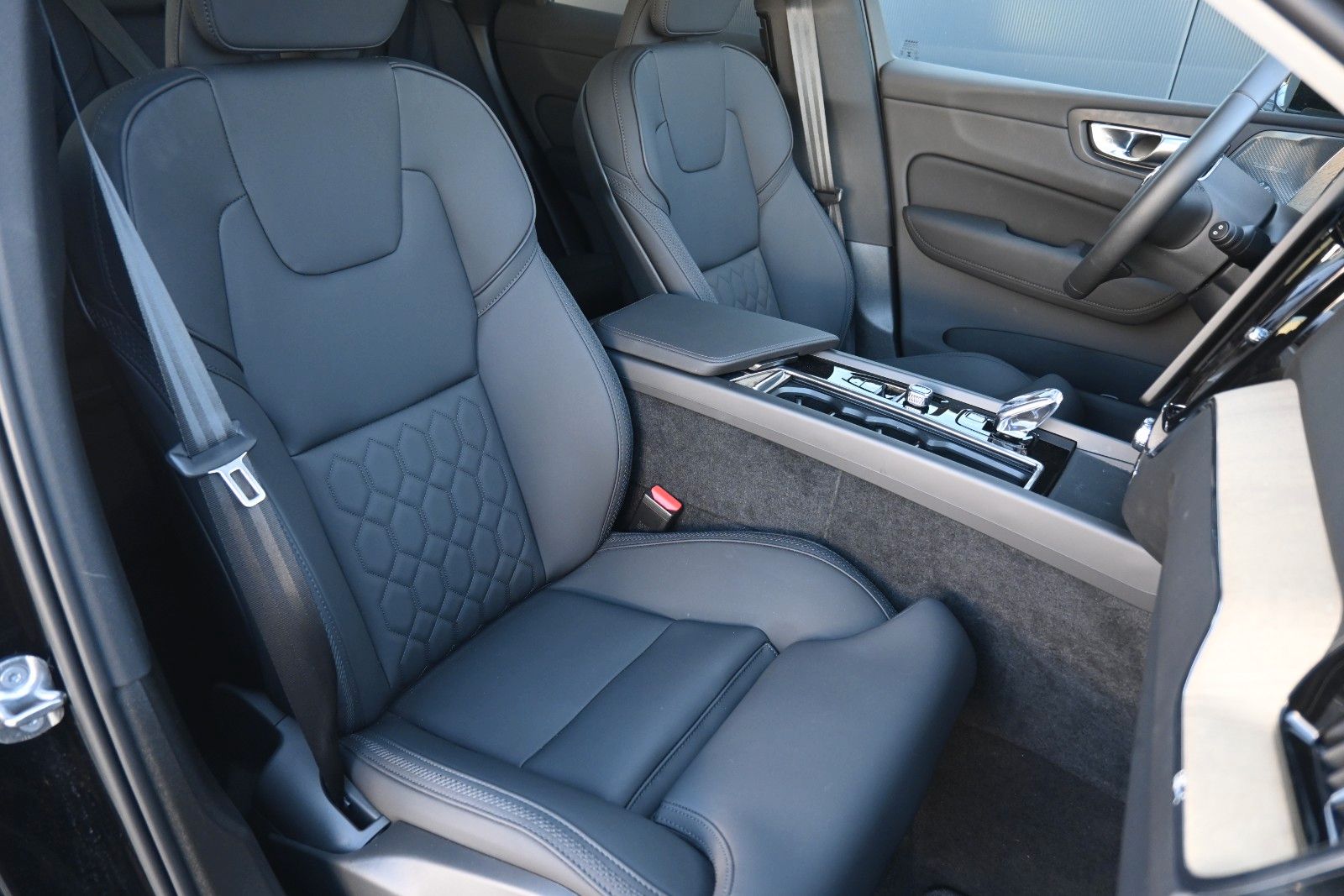 Fahrzeugabbildung Volvo XC60 T6 Plug-in Hybrid AWD Plus Bright*360°*ACC