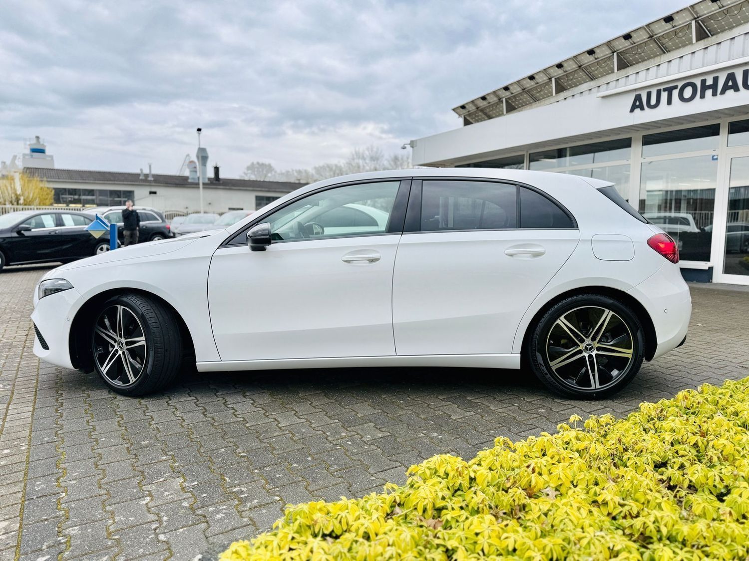 Fahrzeugabbildung Mercedes-Benz A 180 PROGRESSIVE & NIGHT, Autom., Winter, RFK,
