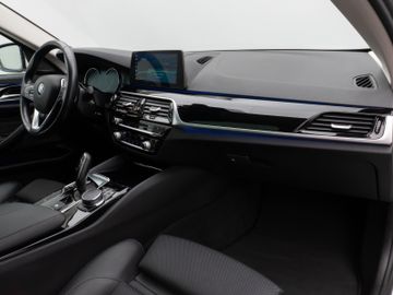 Fahrzeugabbildung BMW 520d SportLine Kamera Panorama HUD H/K AHK LED