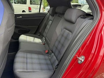 Fotografie des VW Golf VIII 1,4l eHybrid GTE, Systemleistung 180kW