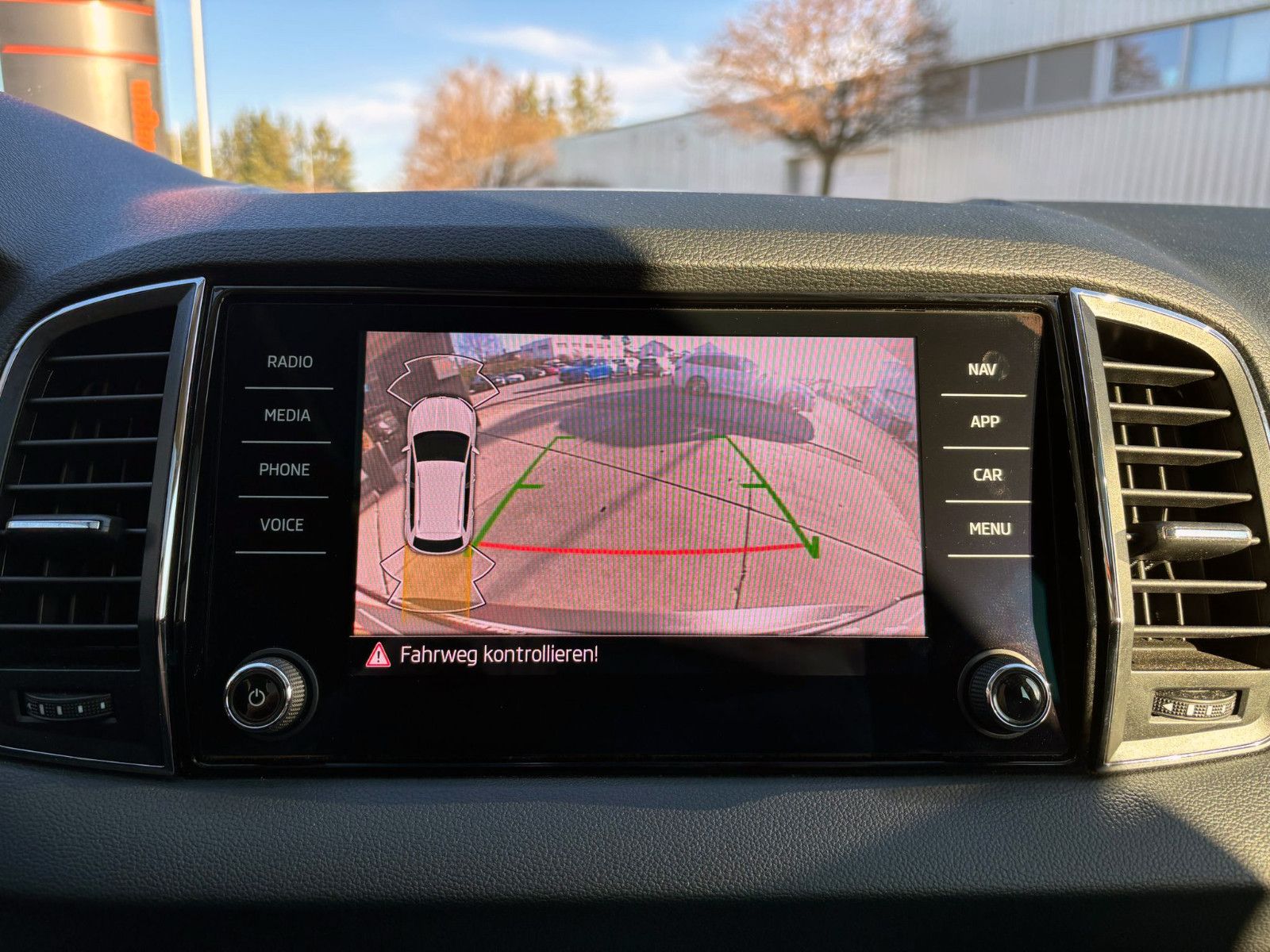 Fahrzeugabbildung SKODA Karoq 1.5TSI DSG Clever ACC KAM PANO CarPlay BT