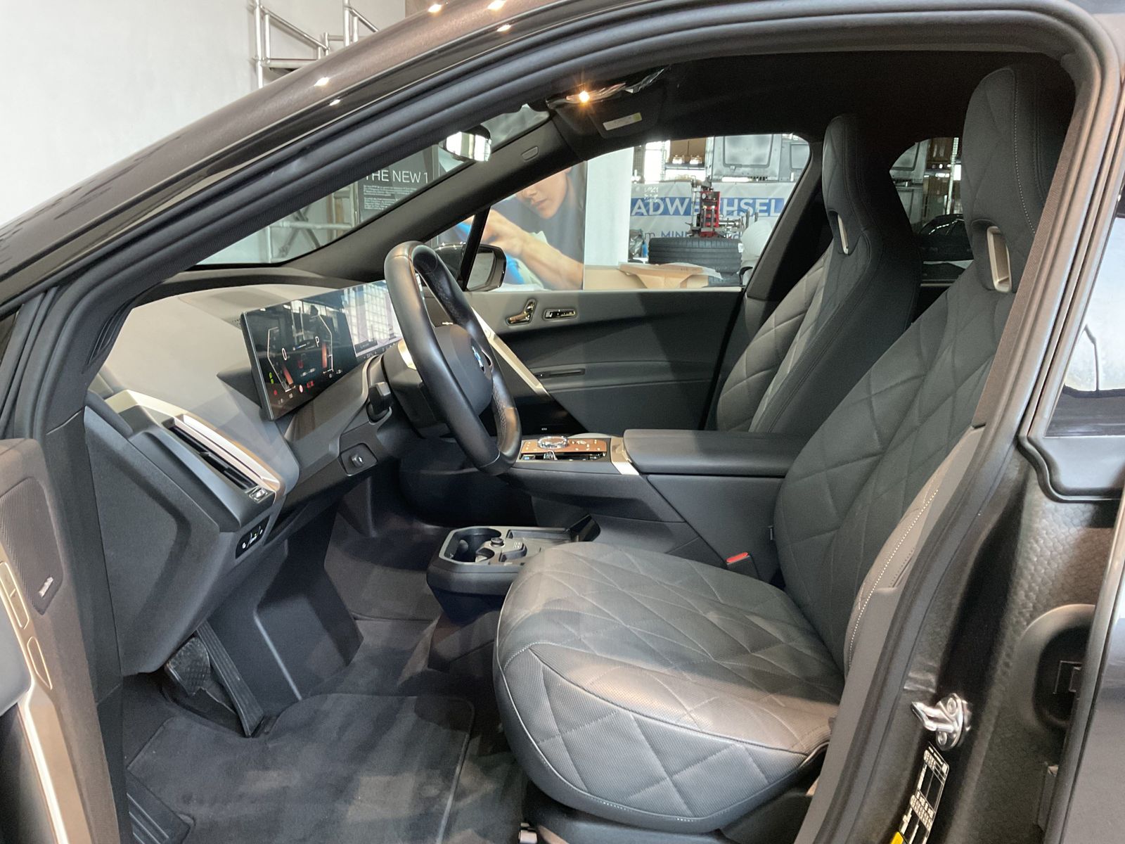 Fahrzeugabbildung BMW iX xDrive40 Sportpaket HK HiFi DAB Pano.Dach