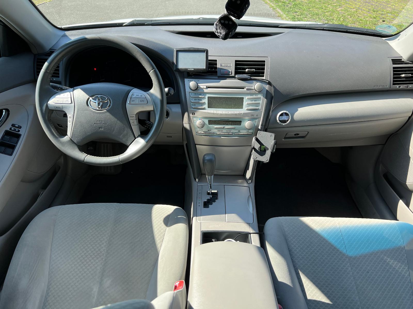 Toyota Camry 2,4L Hybrid Limousine weiß AHK PDC JBL