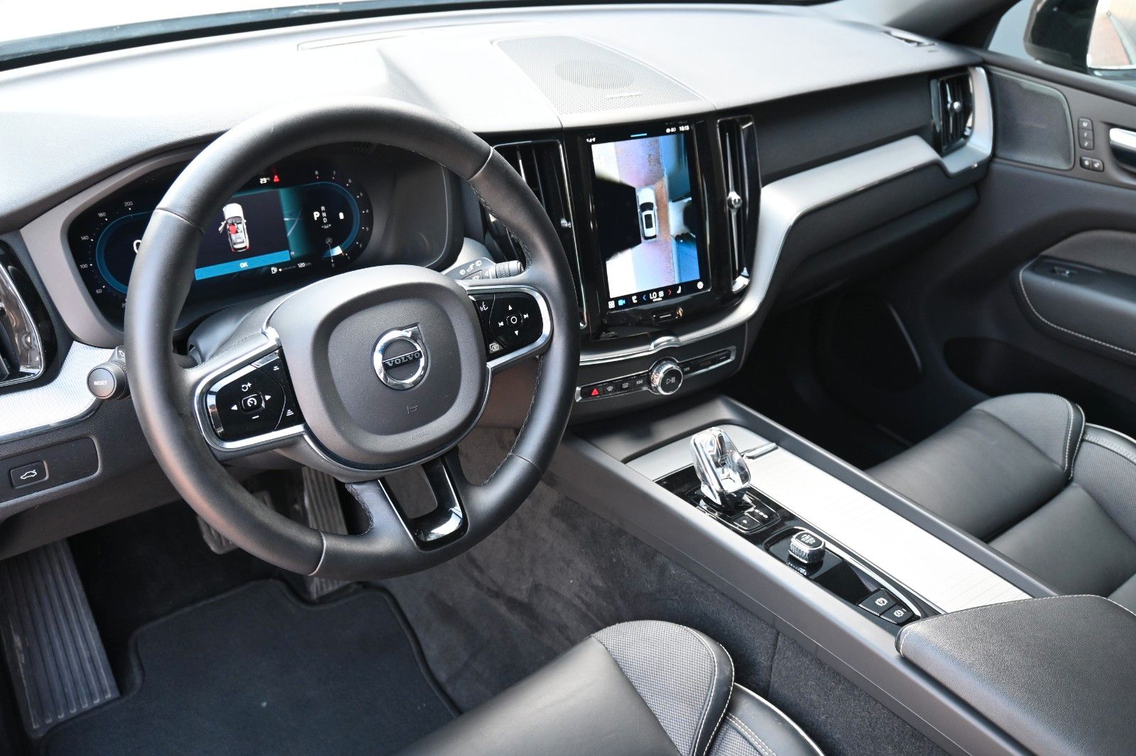 Fahrzeugabbildung Volvo XC60 B4 Plus Dark *360°*H/K*NAV*PANO*ACC*STDHZG*