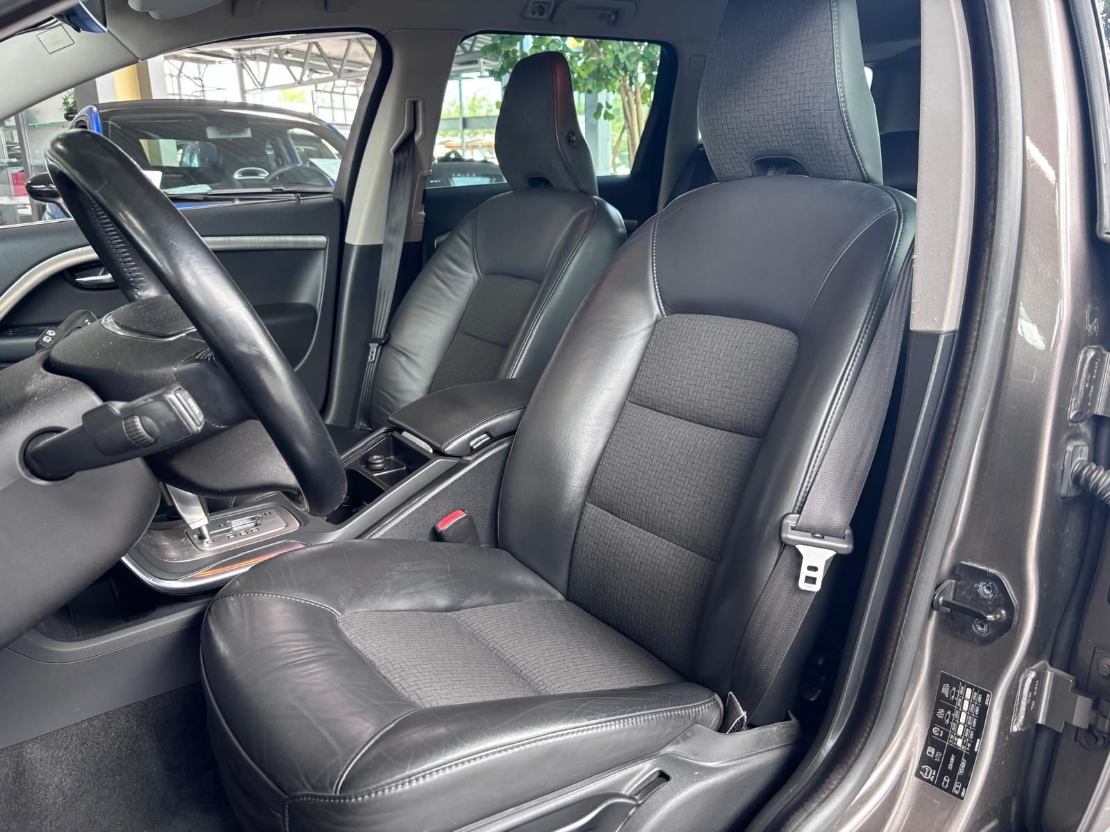 Fahrzeugabbildung Volvo V70 Kombi Momentum KLIMA NAVI ALU