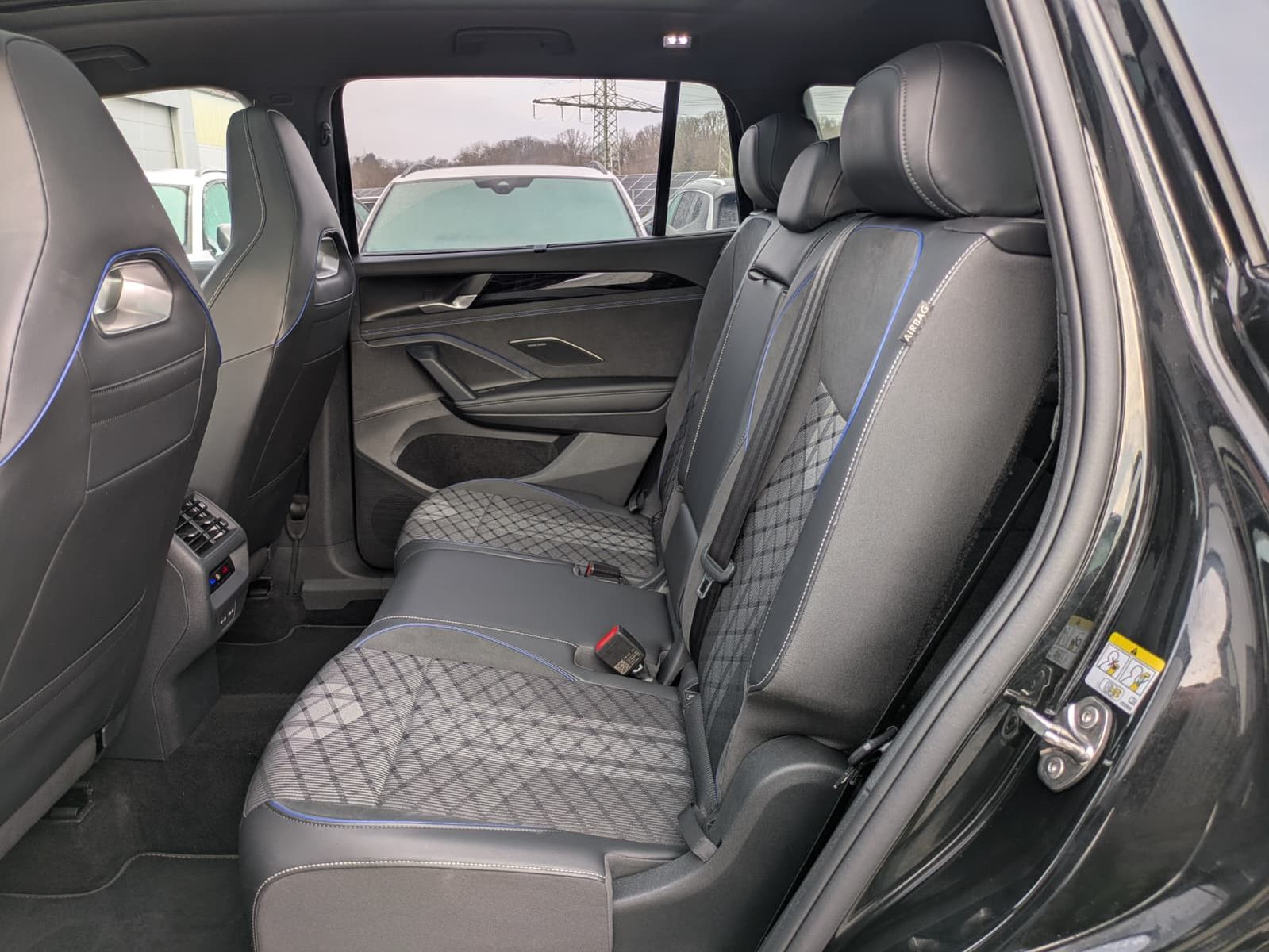 Fahrzeugabbildung Volkswagen Tayron 2.0 TDI 4M R-Line 7Si*MATRIX*AHK*PANO*HUD