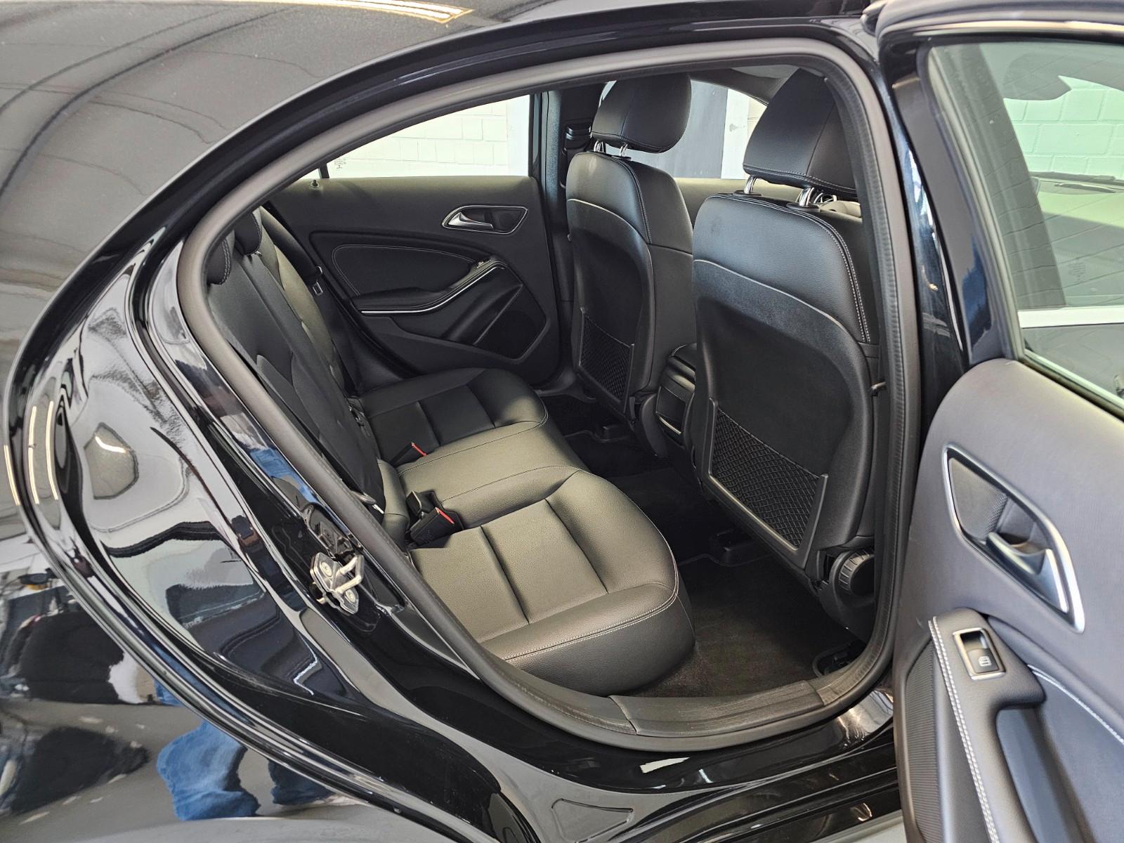 Mercedes-Benz A 250 Urban 4Matic +ACC/LED/Navi/Leder/Klima