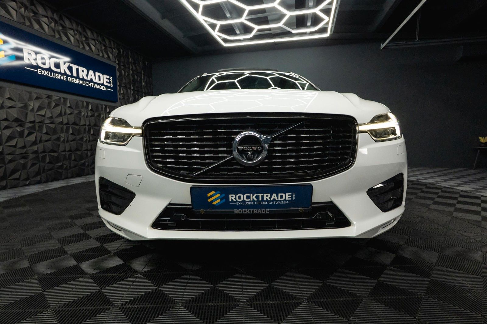 Fahrzeugabbildung Volvo XC60 R Design AWD | ACC | Pano | B&W | LED | 21`