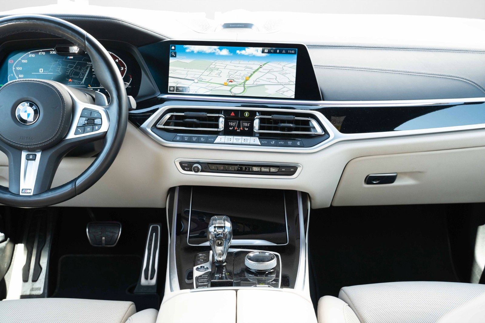 Fahrzeugabbildung BMW X7 M50i HUD B&W VOLL SHADOW LED TV CARBON 22"