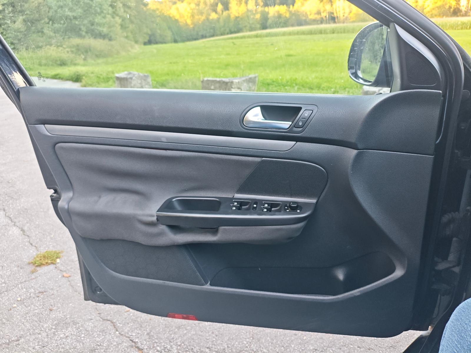 Volkswagen Golf 2009 — rear view
