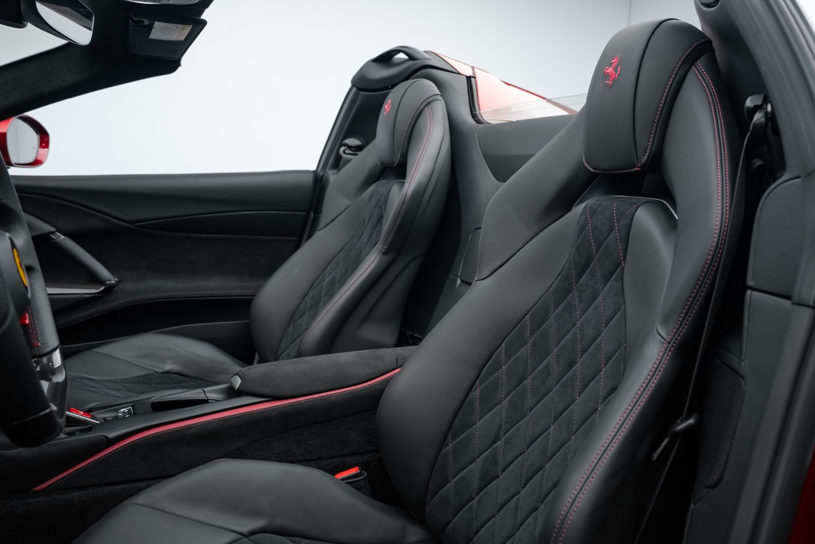 Fahrzeugabbildung Ferrari 812 GTS LIFT/SURROUND/CARBON/HISTORICAL COLOUR