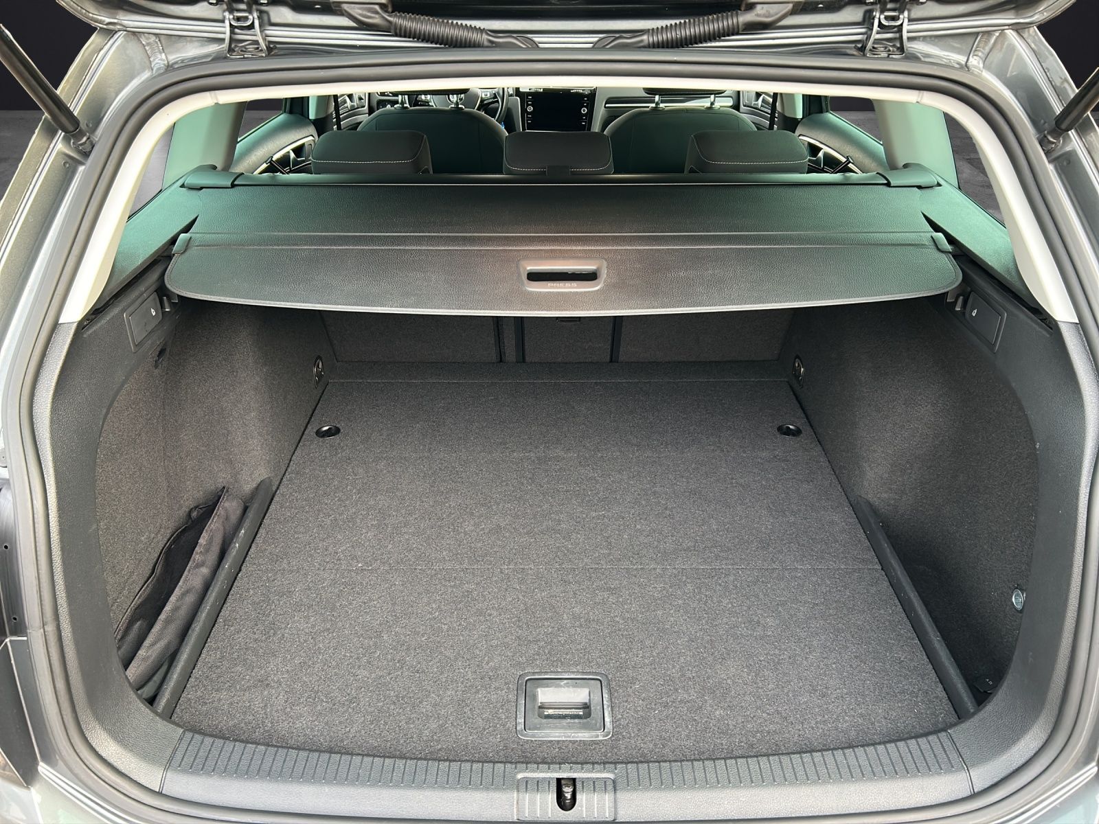 Fahrzeugabbildung Volkswagen Golf VII Variant Highline TSI DSG LED ACC SH Mas