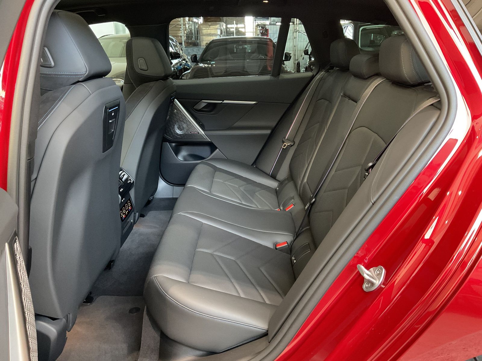 Fahrzeugabbildung BMW i5 M60 xDrive M Sportpaket pro, Sitzbelüftung vo