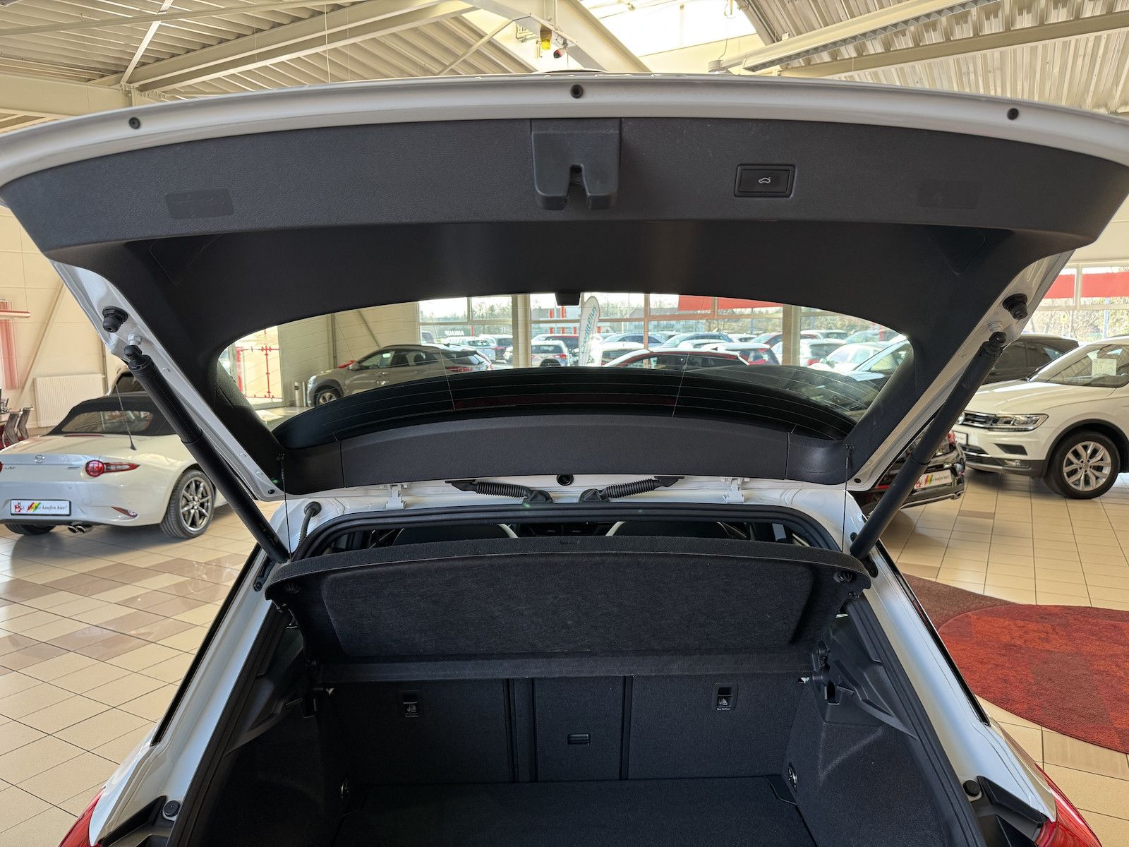 Fahrzeugabbildung Volkswagen T-Roc 1.5 DSG R-Line/Black/1.Hd/Spur/Park/Ahk