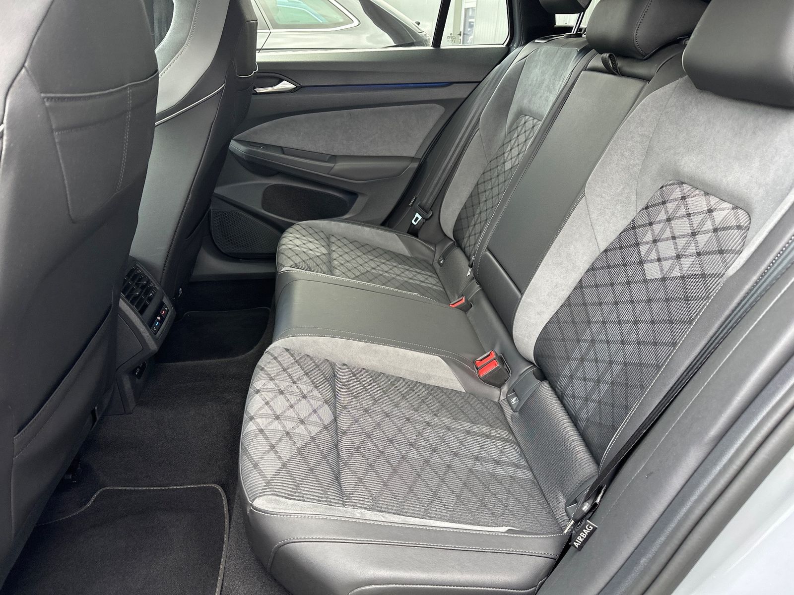 Fahrzeugabbildung Volkswagen Golf Variant 2.0 TDI DSG R-Line NAV+LED+AHK