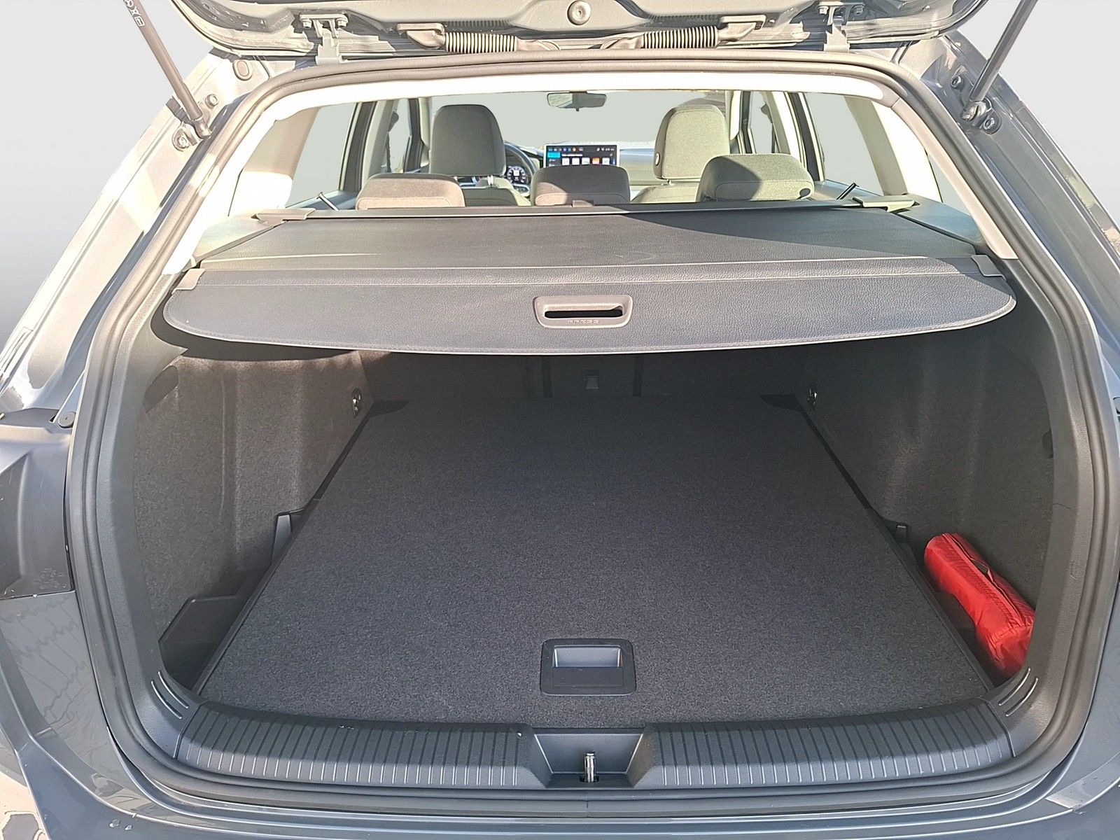 Fahrzeugabbildung Volkswagen Golf VIII Variant TSI Life LEDplus Navi AID ACC