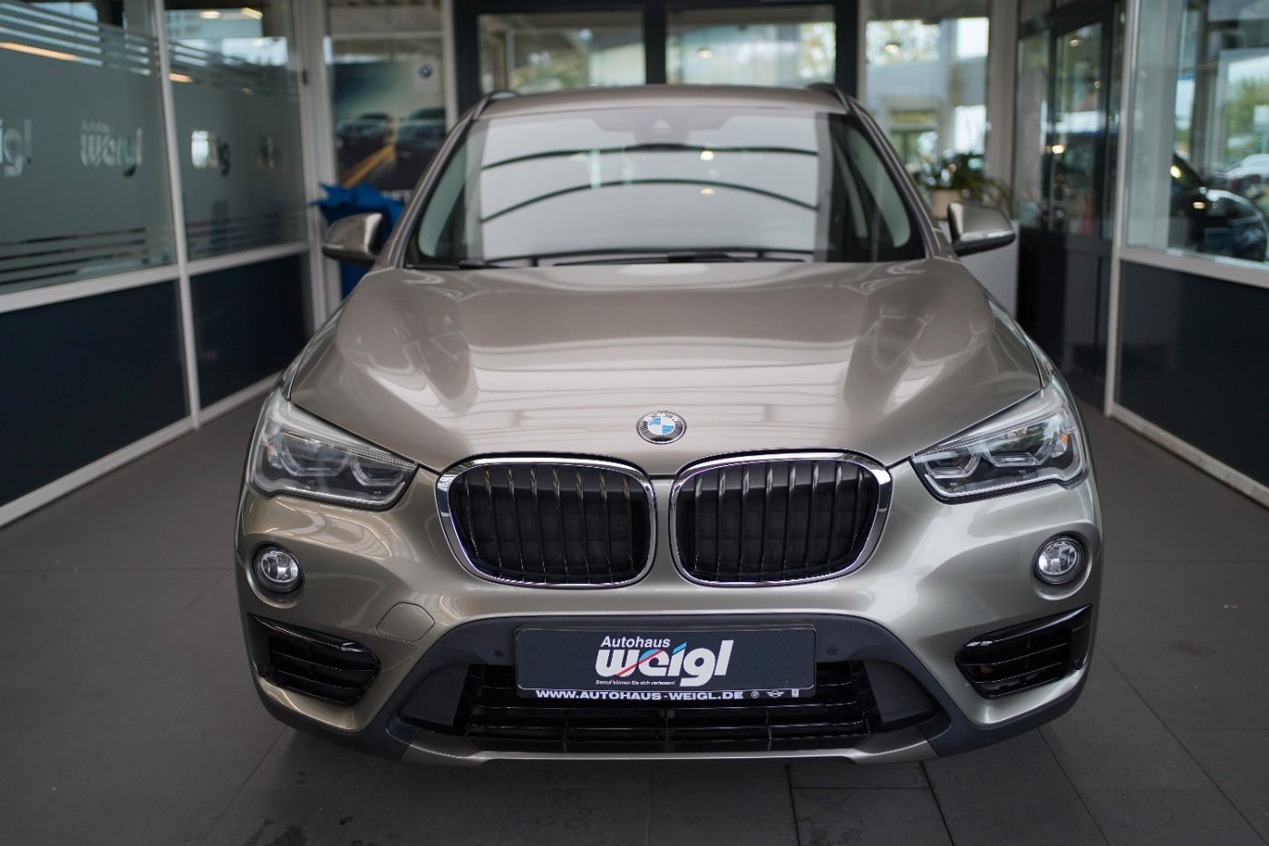 Fahrzeugabbildung BMW X1 18i Sport Line +AHK+Sportsitze+Parkassistent+