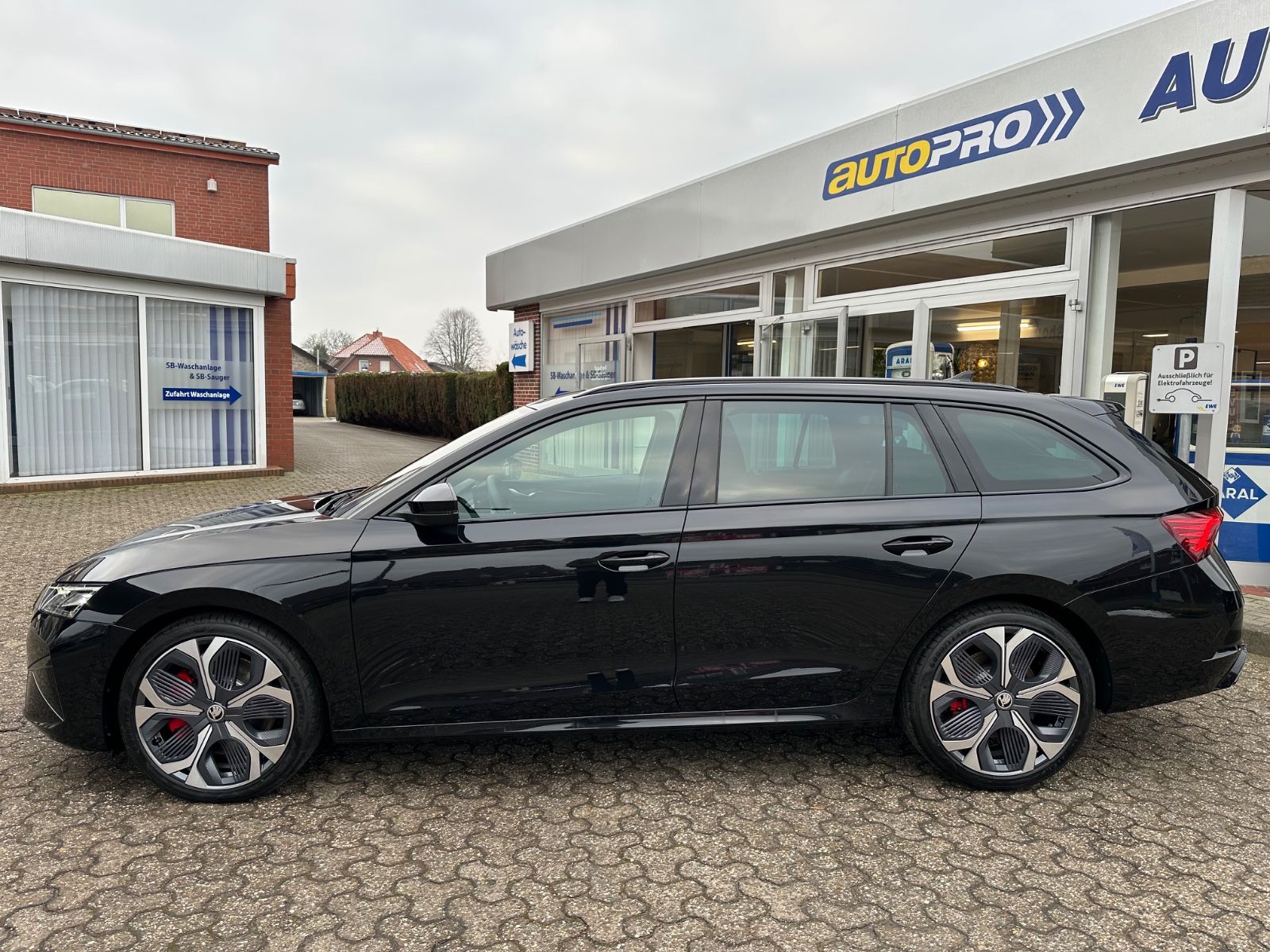 Fahrzeugabbildung SKODA Octavia RS Combi 2.0 TSI DSG AHK/Pano/Navi/ACC