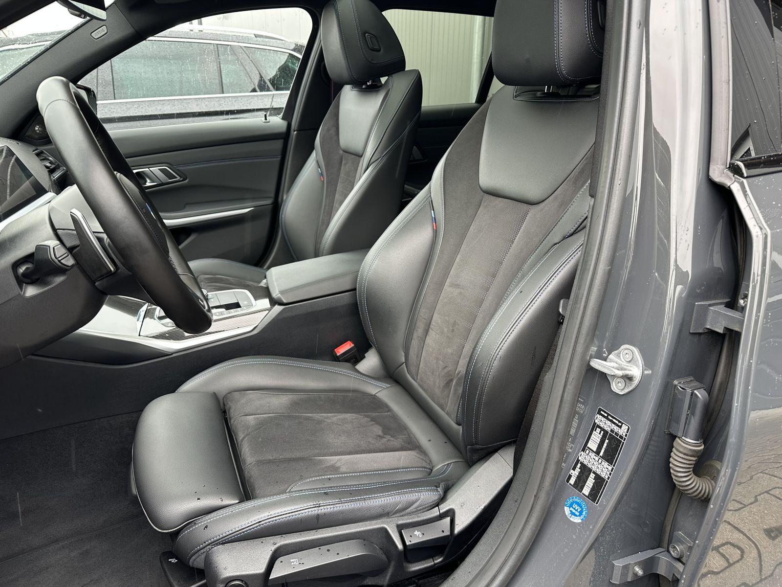 Fahrzeugabbildung BMW 330d Touring M-Sport NAV+LED+AHK+PANO+H&K+19ZOLL