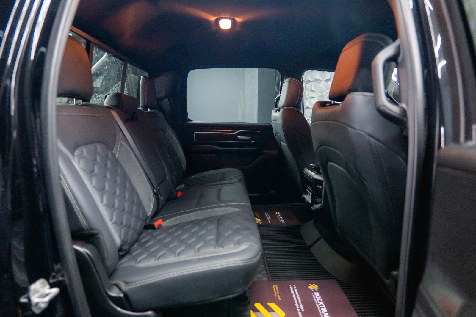 Fahrzeugabbildung Dodge RAM 5.7 V8 HEMI 4x4 Offroad Night-Paket LED 19%