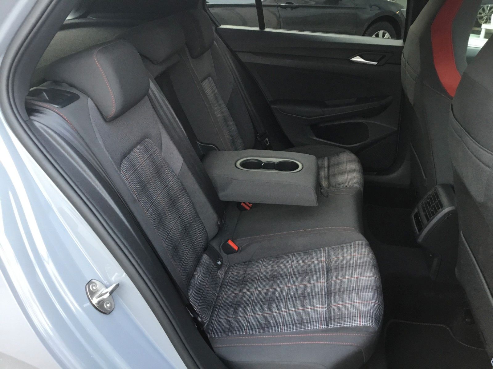 Fahrzeugabbildung Volkswagen Golf 2.0 TSI DSG GTI+Pano+18"+IQ Light