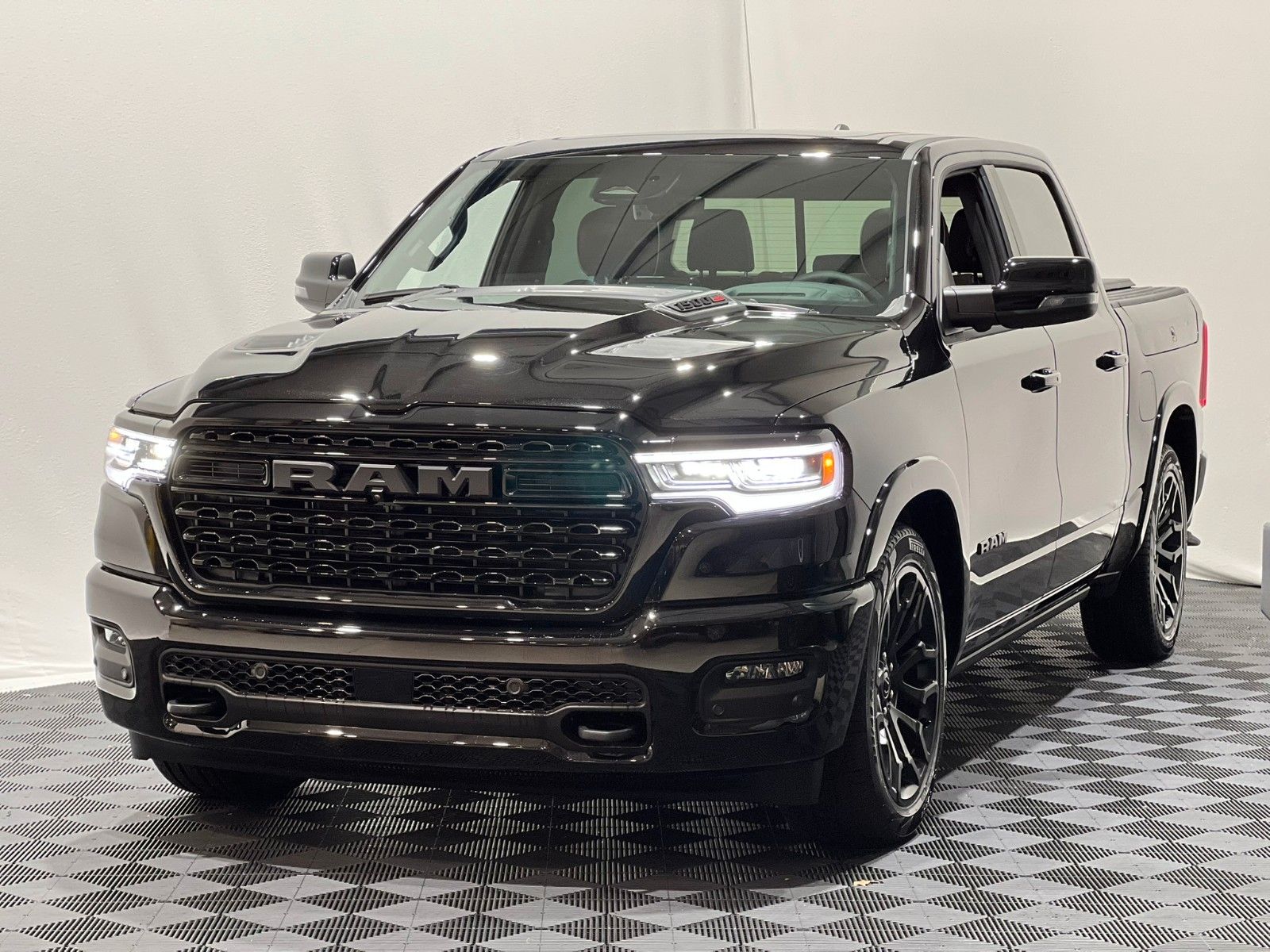 Fahrzeugabbildung Dodge RAM 1500 Limited Night MY25 *Ebony Red seats*
