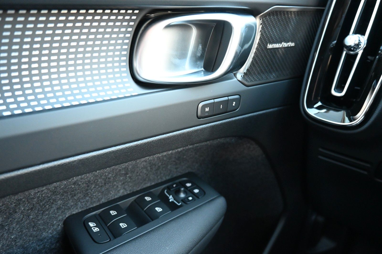 Fahrzeugabbildung Volvo XC40 B4 DKG Plus Dark*FSHZG*360°*ACC*Allwetter