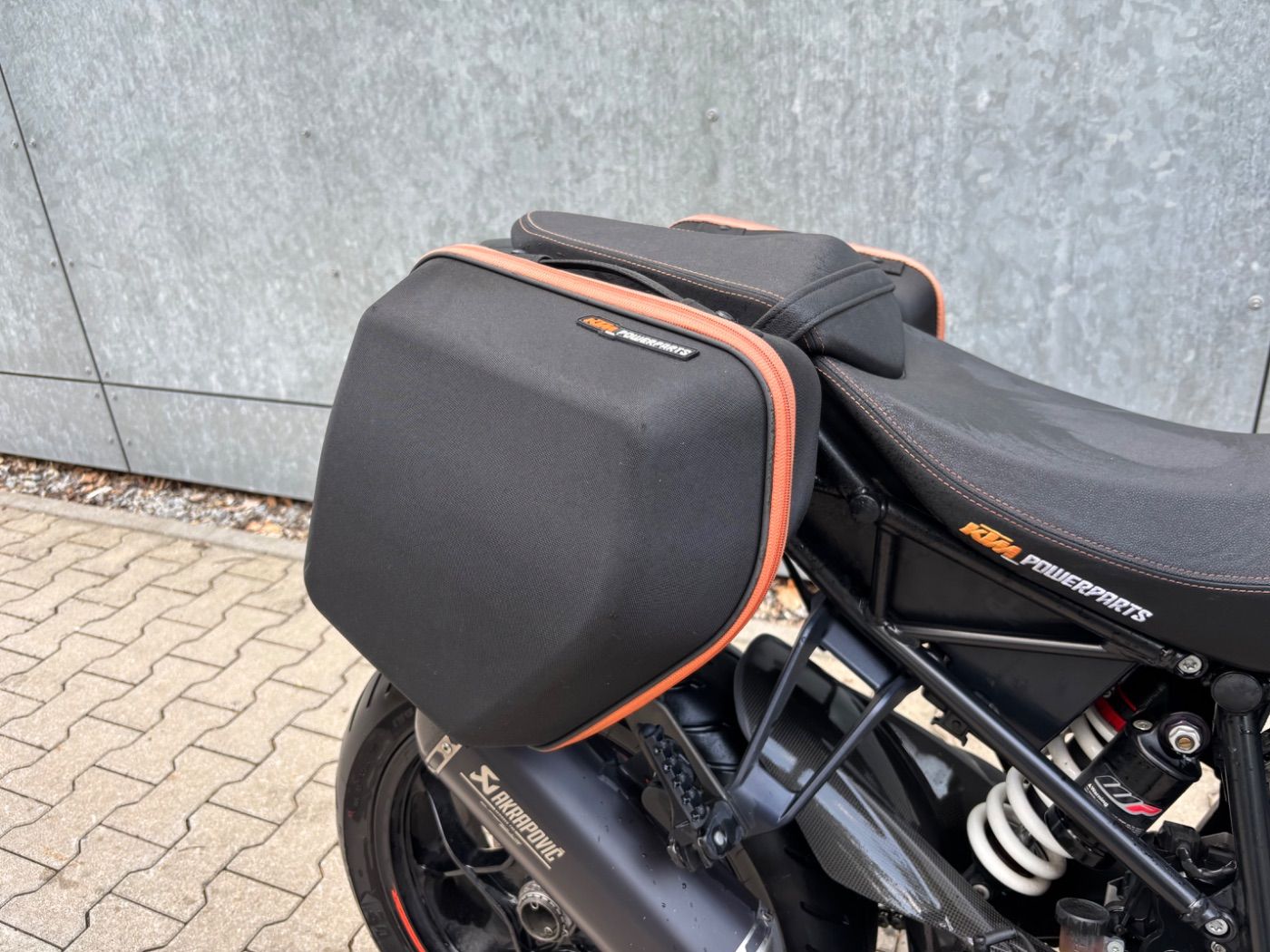Fahrzeugabbildung KTM 1290 Super Duke R Akrapovic