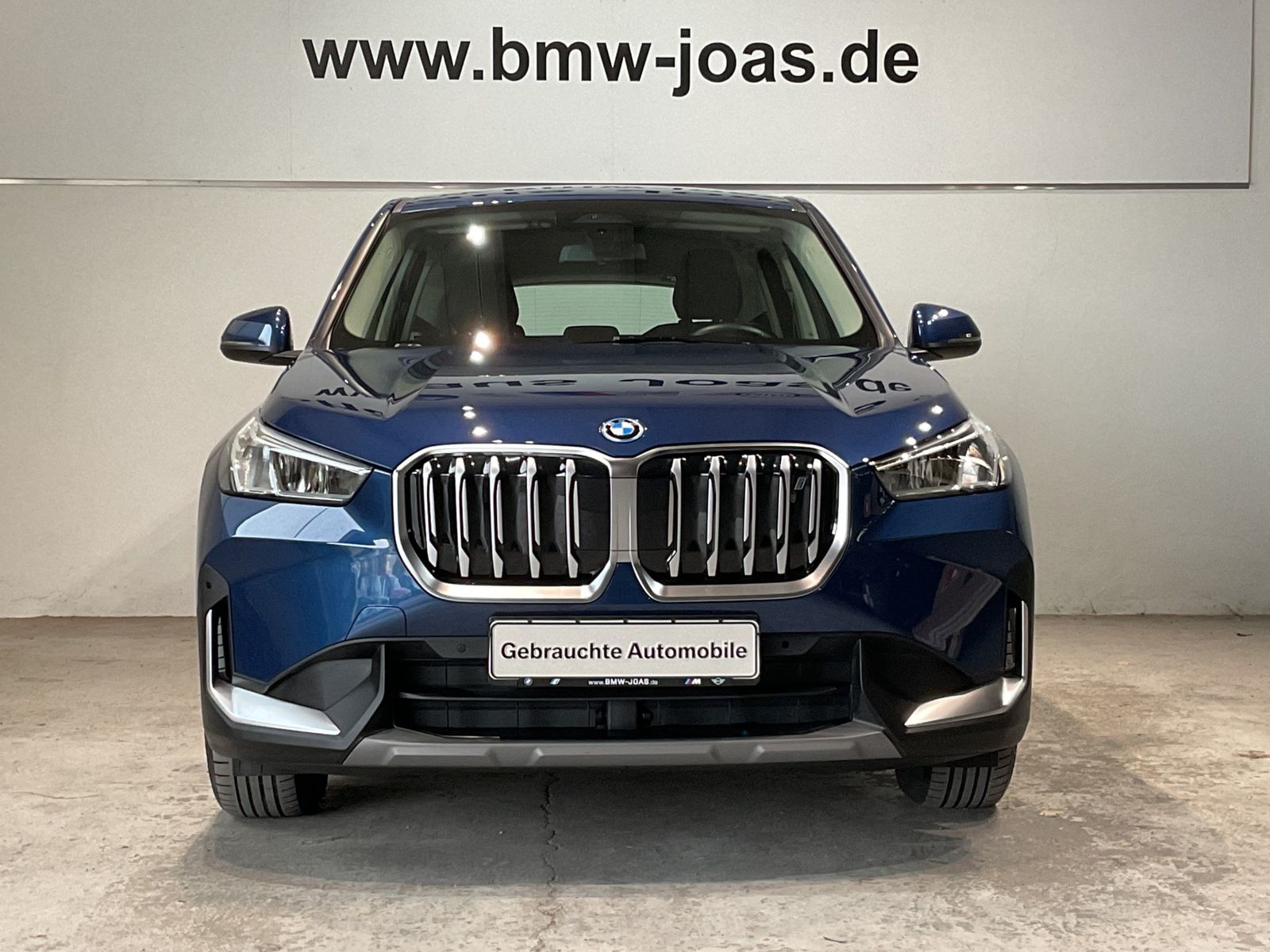 Fahrzeugabbildung BMW iX1 xDrive30 DAB Parkassistent AHK Shz