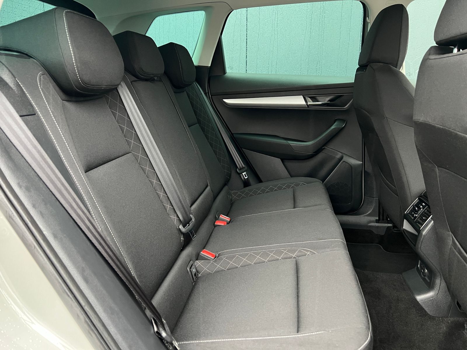 Fahrzeugabbildung SKODA Karoq Ambition 1.5 TSI *AHK, Climatronic, Sitzhz