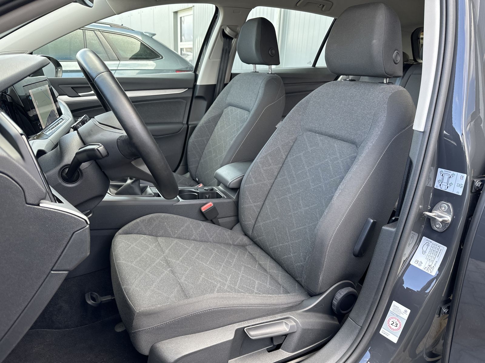 Fahrzeugabbildung Volkswagen Golf 1.5 TSI Life NAV+LED+CARPLAY+V-COCK+ACC+1HD