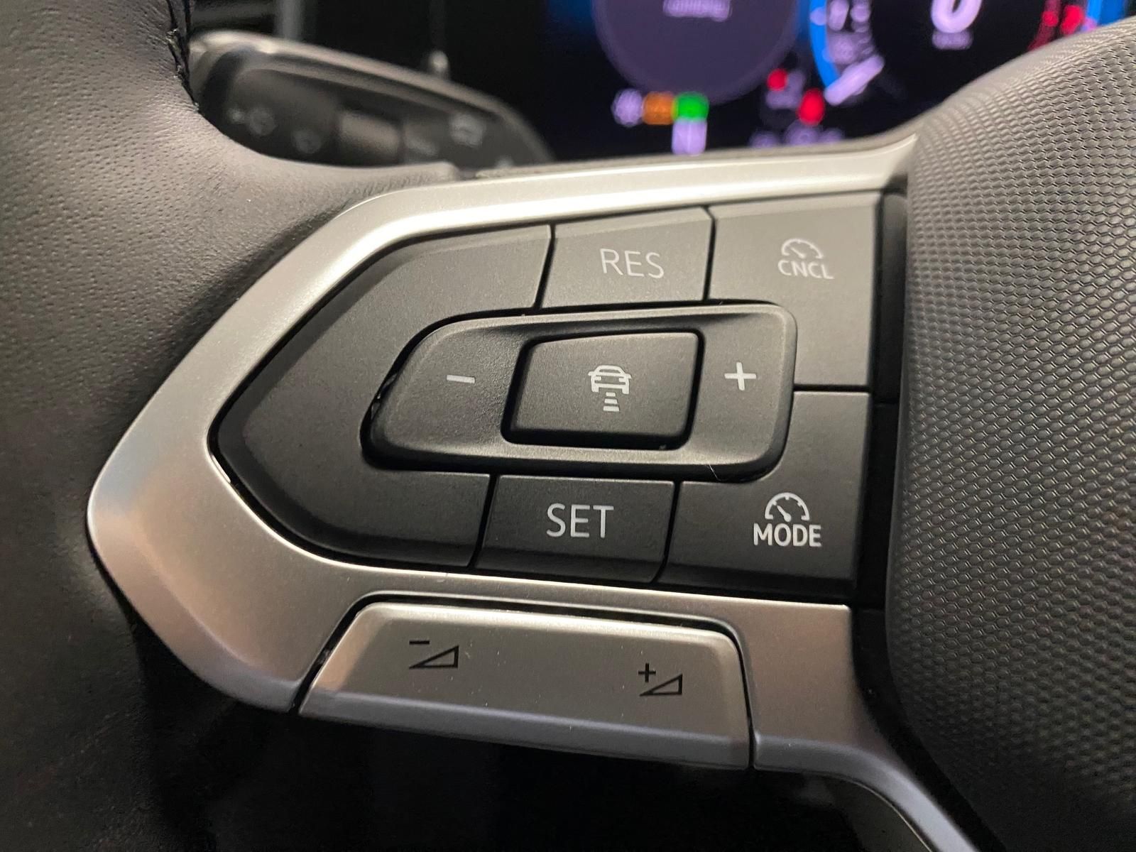 Fahrzeugabbildung Volkswagen Passat Variant 1.5 eTSI Elegance AHK+MATRIX+ACC+