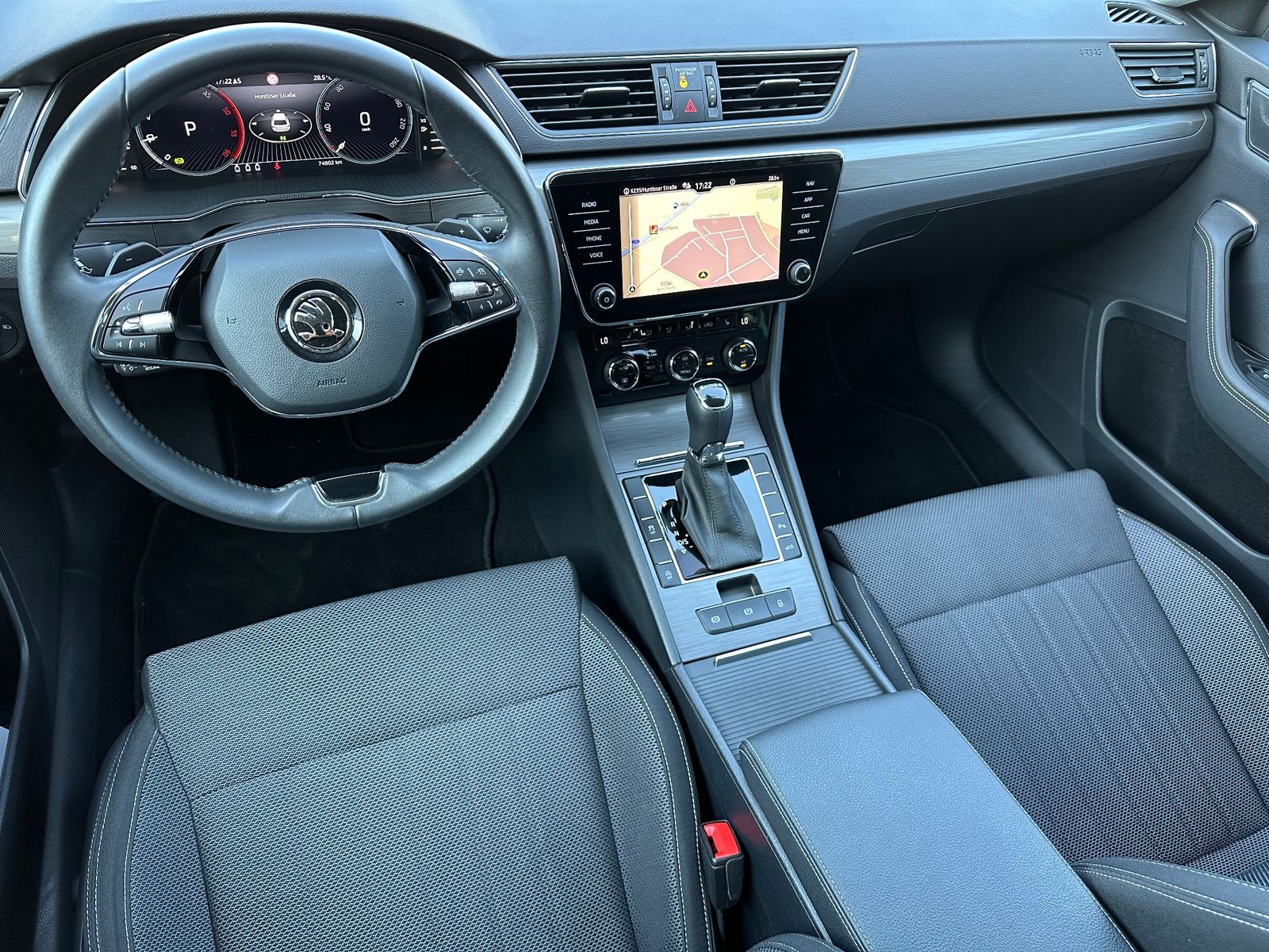 Fahrzeugabbildung SKODA Superb Combi 2.0 TDI DSG Style NAV+LED
