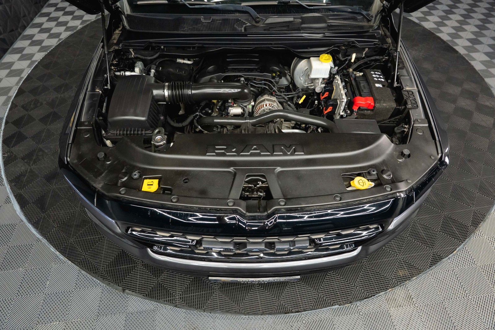 Fahrzeugabbildung Dodge RAM 5.7 V8 HEMI 4x4 NIGHT LARAMIE *RAM BOX*LED*
