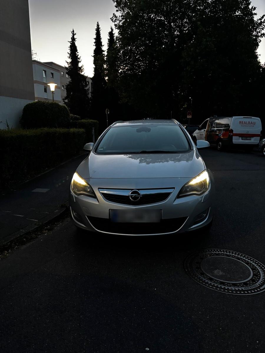 Opel Astra 2011 — rear view