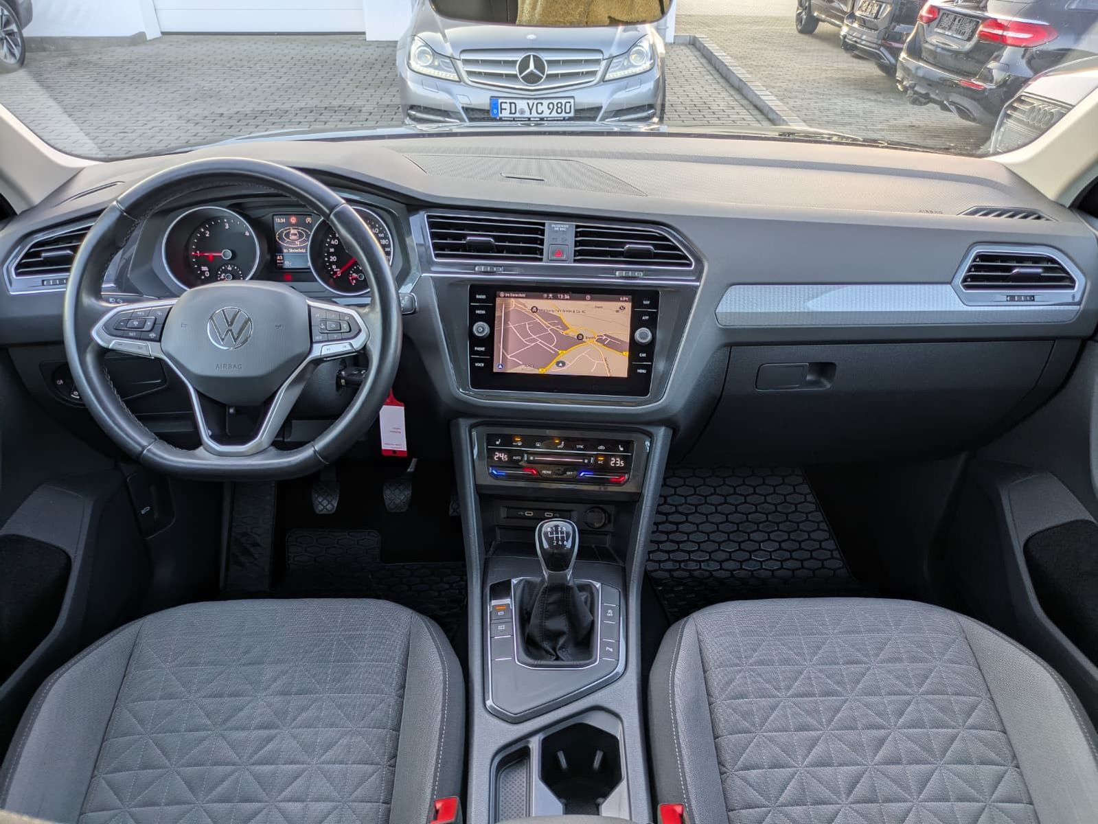 Fahrzeugabbildung Volkswagen Tiguan 2.0 TDI Life LED*AHK*ACC*SHZ*NAVI*APP