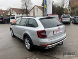 Skoda Octavia Combi Scout 4x4 *1.Hand *AHK*Schiebedach - Skoda Octavia Scout mit Benzin-Antrieb