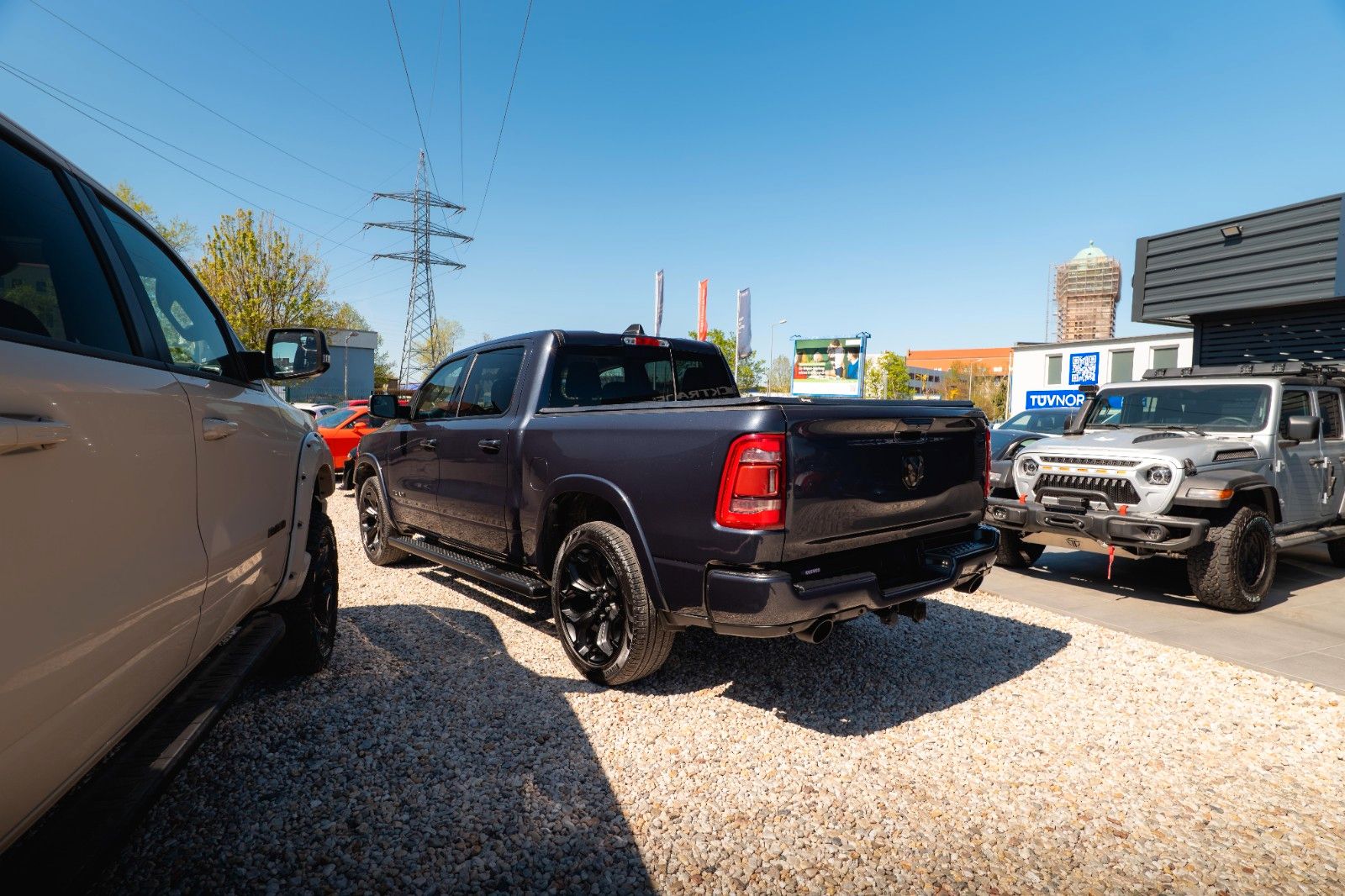 Fahrzeugabbildung Dodge RAM 5.7 V8 HEMI 4x4 NIGHT-Paket LARAMIE 22 Zoll