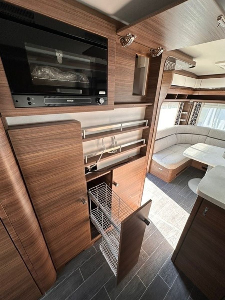 Fahrzeugabbildung Tabbert Puccini 655 EL 2.5 Backofen Einzelbetten 2760kg