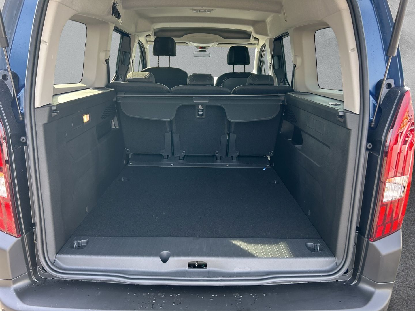 Fahrzeugabbildung Peugeot Rifter GT Elektromotor L2 136
