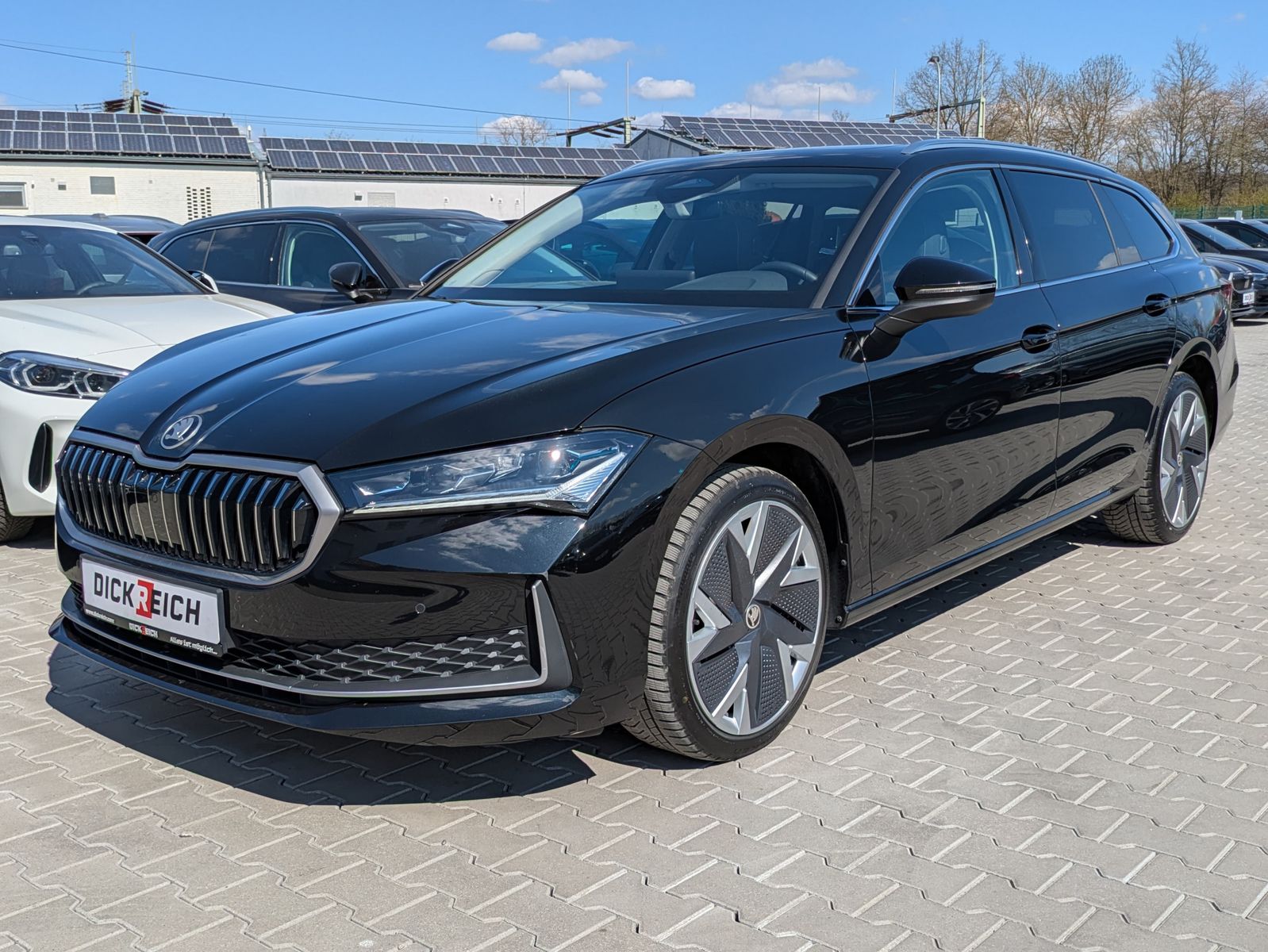 Fahrzeugabbildung SKODA Superb 2.0 TDI 4x4 Selection MATRIX*AHK*PANO*19"