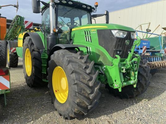 John Deere 6215R