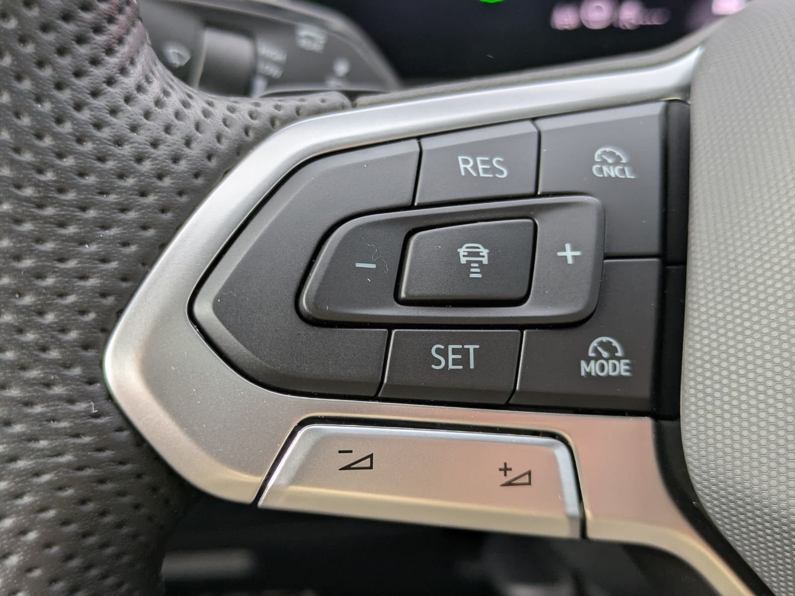 Fahrzeugabbildung Volkswagen Tiguan 2.0 TDI 4M R-Line PANO*H&K*AHK*MATRIX*20"