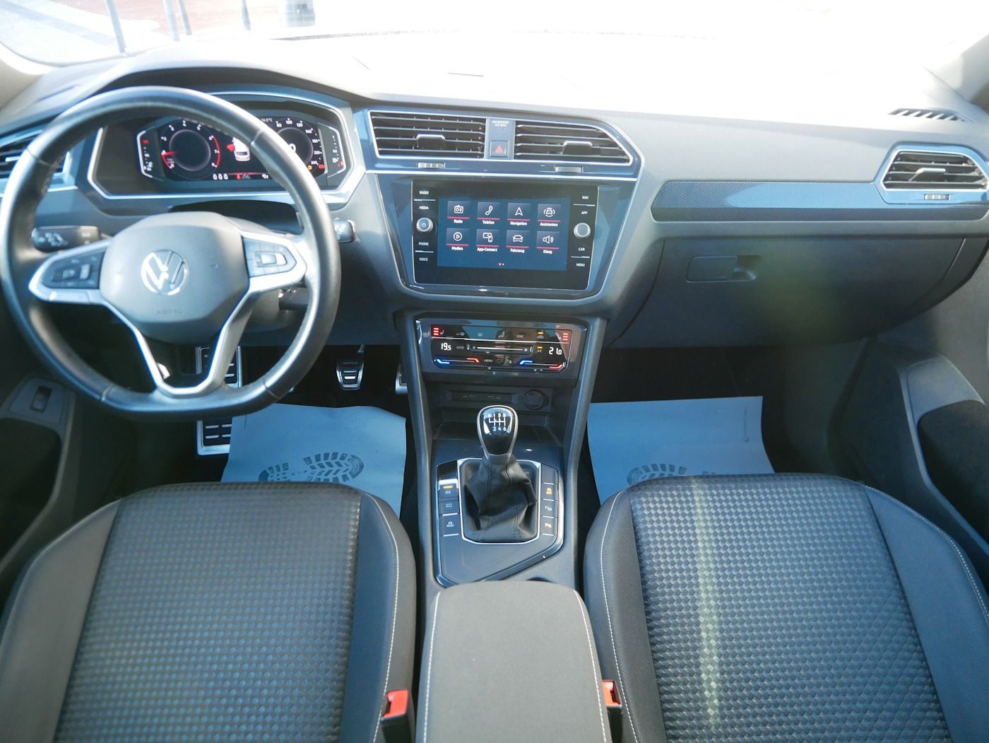 Fahrzeugabbildung Volkswagen Tiguan 1.5 United AHK DACH Standheiz Kamera LED